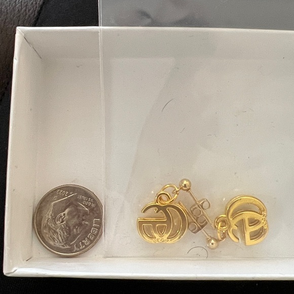 Gold GG stamped Gucci Dangle Earrings - Picture 5 of 6